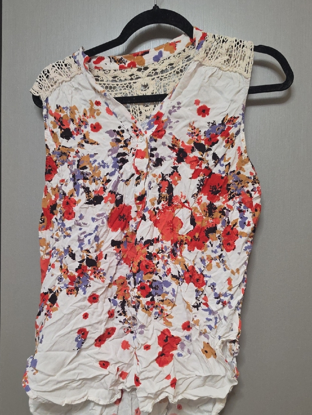 Market Ans Spruce Sleeveless Floral Lace-Trim Women’s Top in White and Red